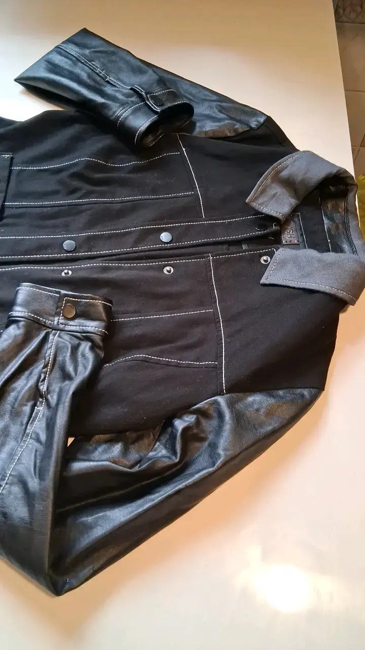 Chaqueta Negra de Mezclilla y Cuero para Hombre - 1