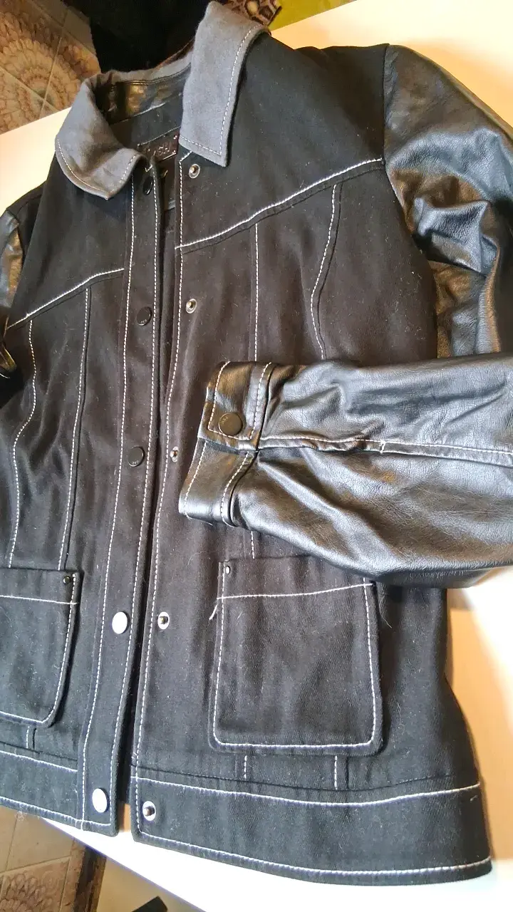 Chaqueta Negra de Mezclilla y Cuero para Hombre - 2