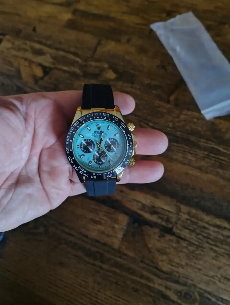 Reloj de pulsera dorado con correa negra - 1