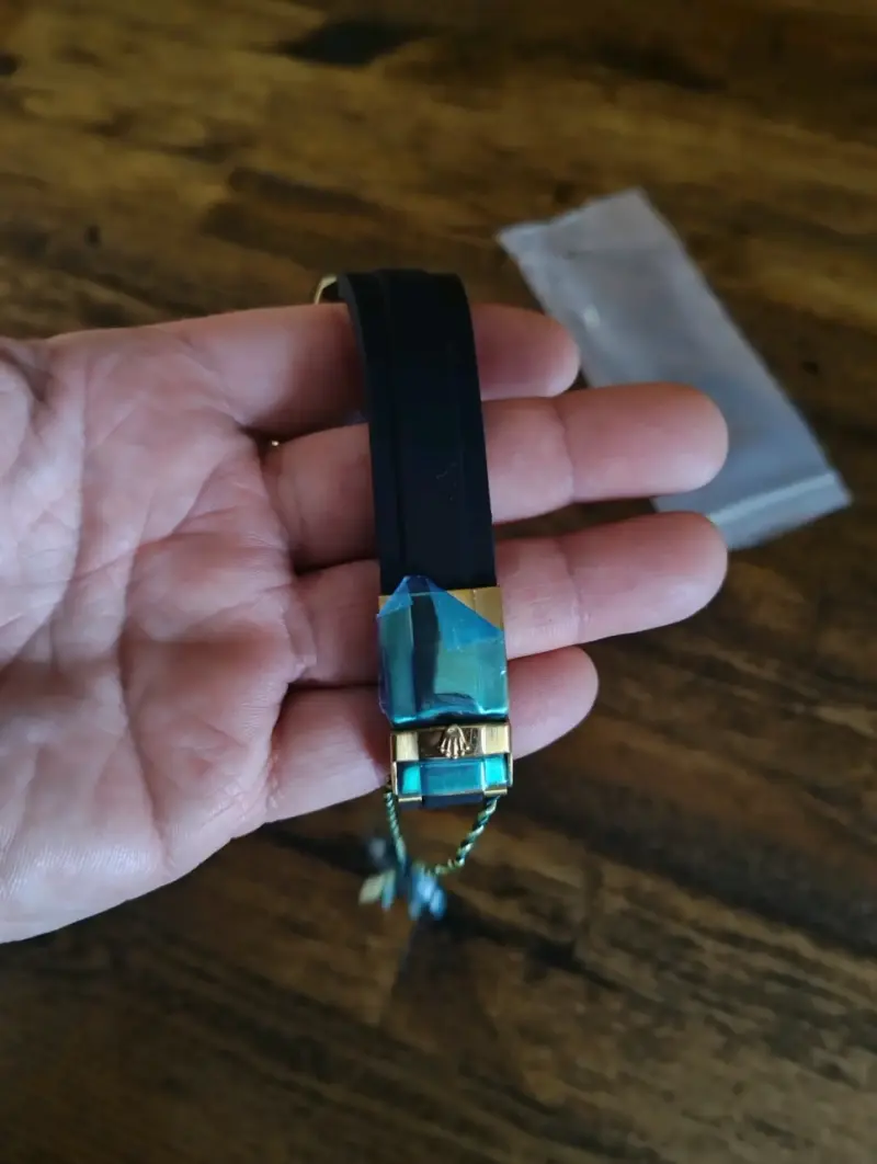 Reloj de pulsera dorado con correa negra - 2