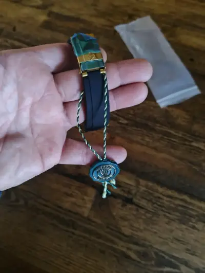 Reloj de pulsera dorado con correa negra - miniatura 3