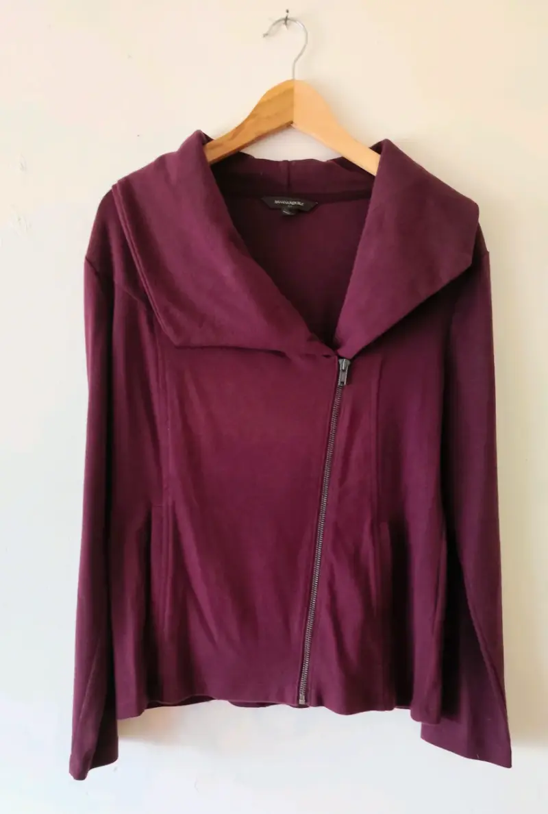 Chaqueta morada con cierre frontal