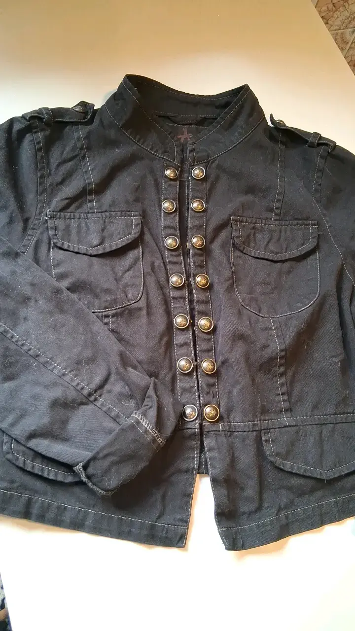 Chaqueta negra estilo militar con botones - 1