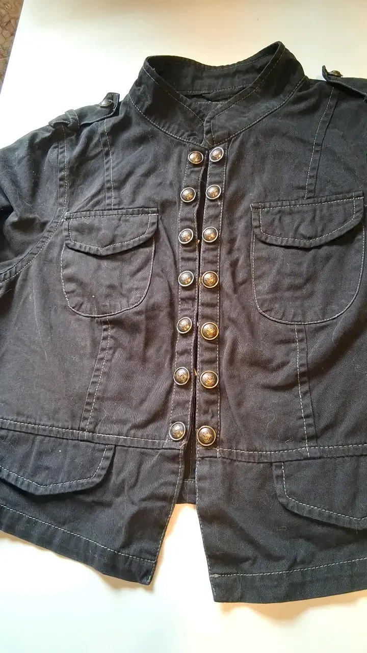 Chaqueta negra estilo militar con botones - 2