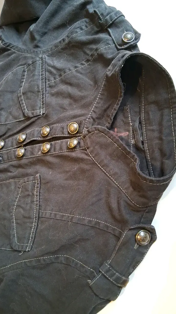 Chaqueta negra estilo militar con botones - 3