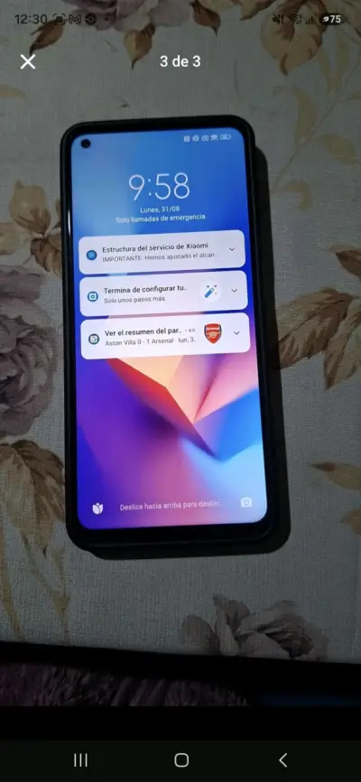 Smartphone Xiaomi con pantalla trasera dañada - miniatura 1