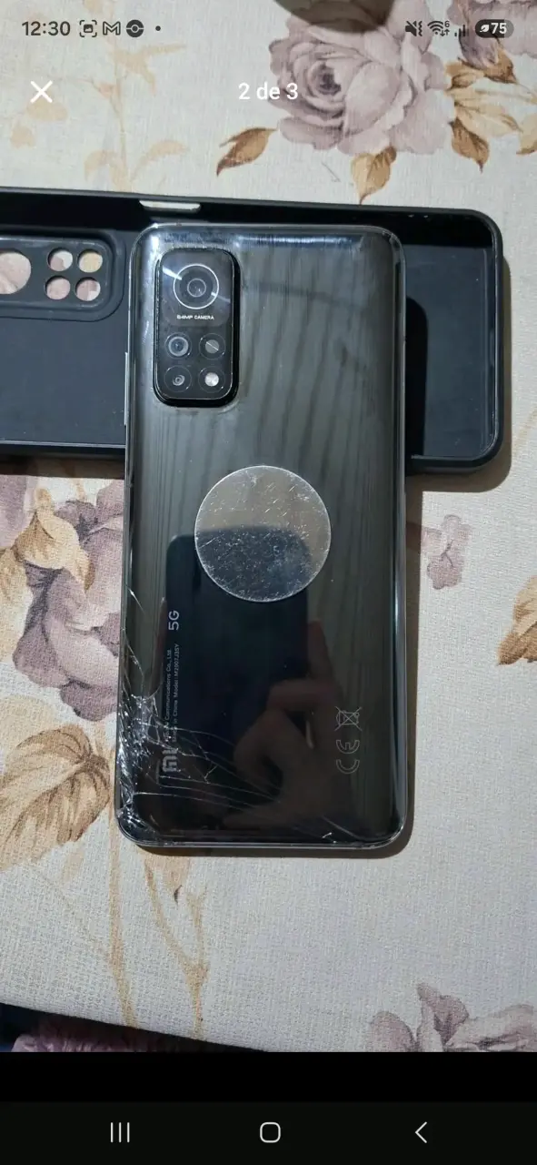 Smartphone Xiaomi con pantalla trasera dañada - 2