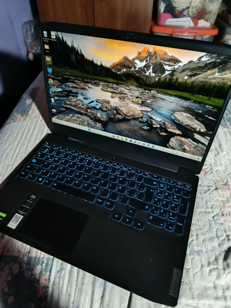 Laptop Lenovo con Intel Core i7 y GTX 1650 - 3