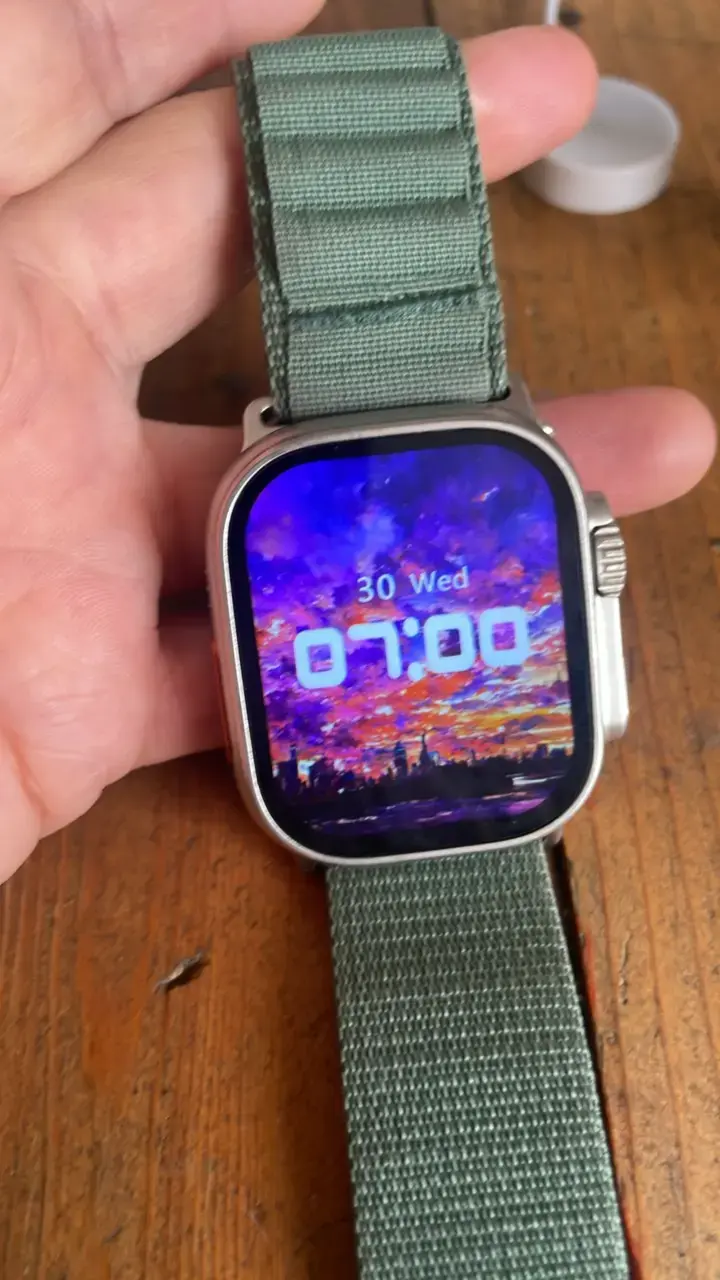 Smartwatch con correa verde y pantalla grande - 1