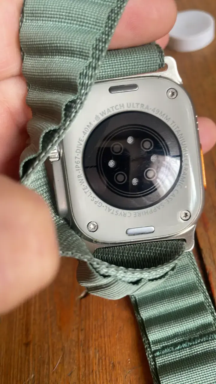 Smartwatch con correa verde y pantalla grande - 2