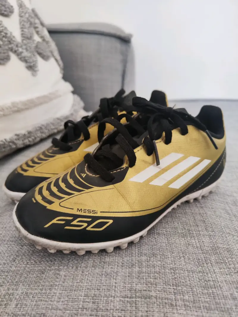 Zapatillas de fútbol Adidas Messi F50 doradas - 1
