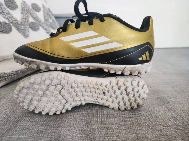 Zapatillas de fútbol Adidas Messi F50 doradas - 2