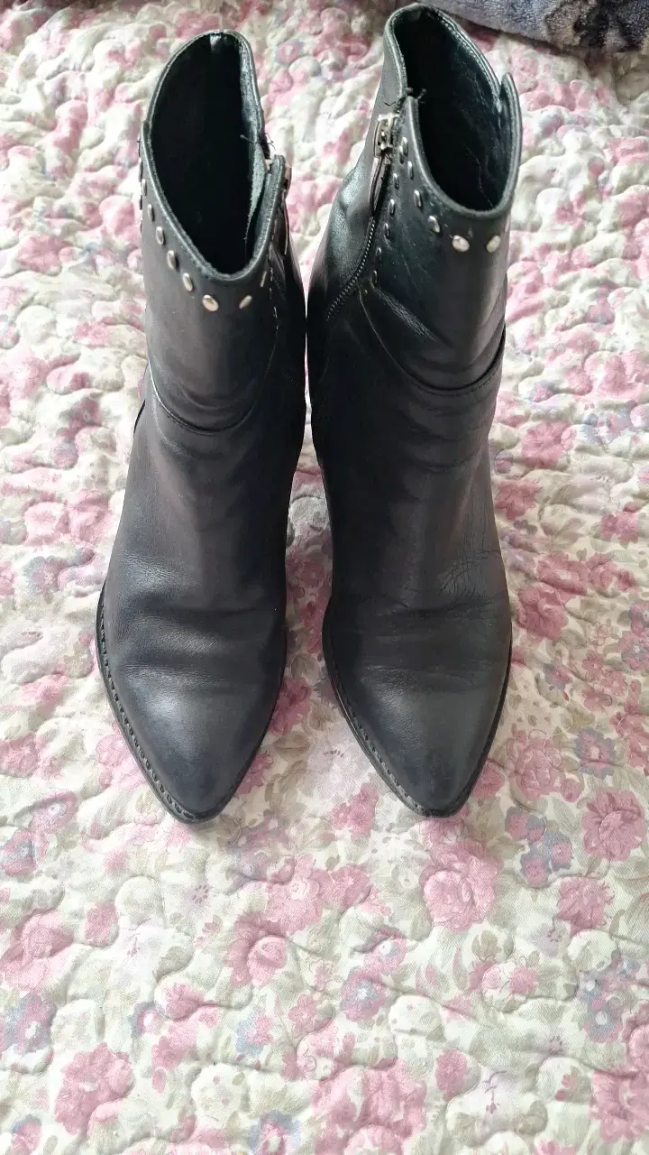 Botines de cuero negro con tacón y tachas Gacel - 4