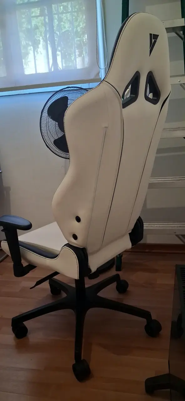 Silla gamer ergonómica blanca y negra - 1