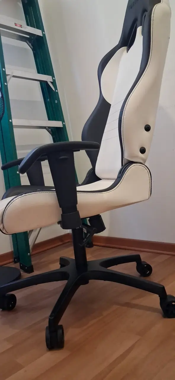 Silla gamer ergonómica blanca y negra - 2