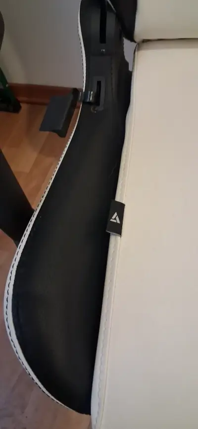 Silla gamer ergonómica blanca y negra - miniatura 3
