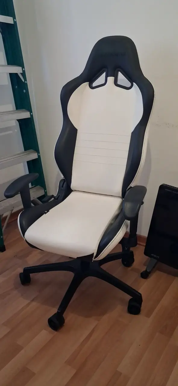 Silla gamer ergonómica blanca y negra - 4