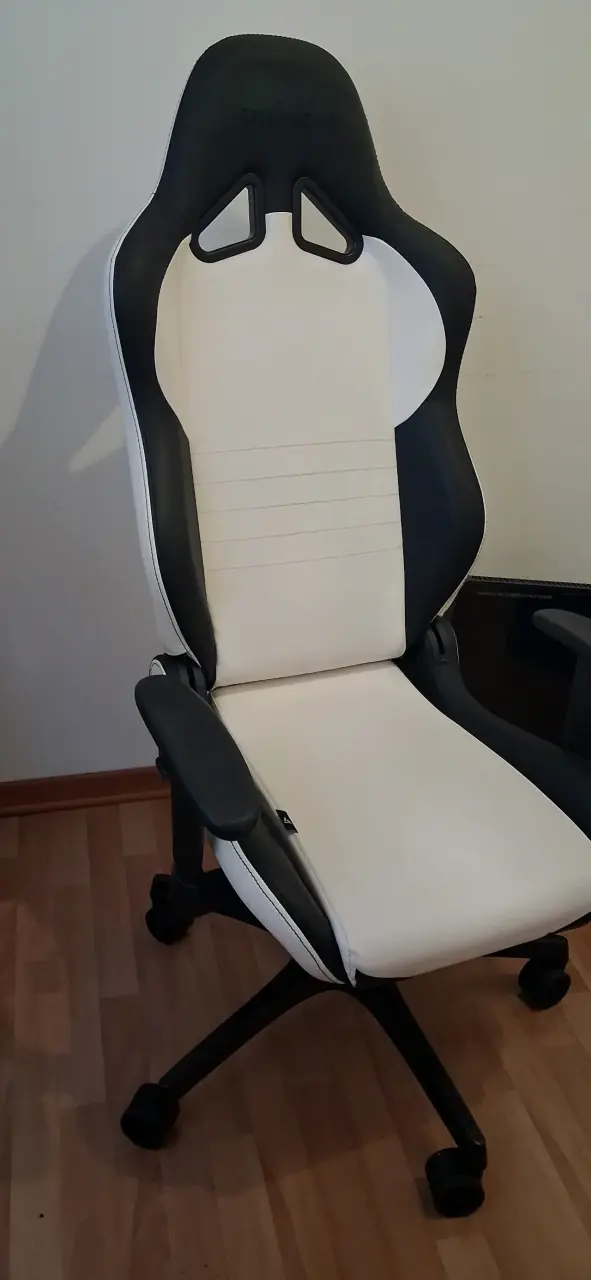 Silla gamer ergonómica blanca y negra - 5