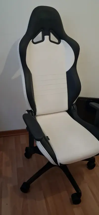 Silla gamer ergonómica blanca y negra - miniatura 5