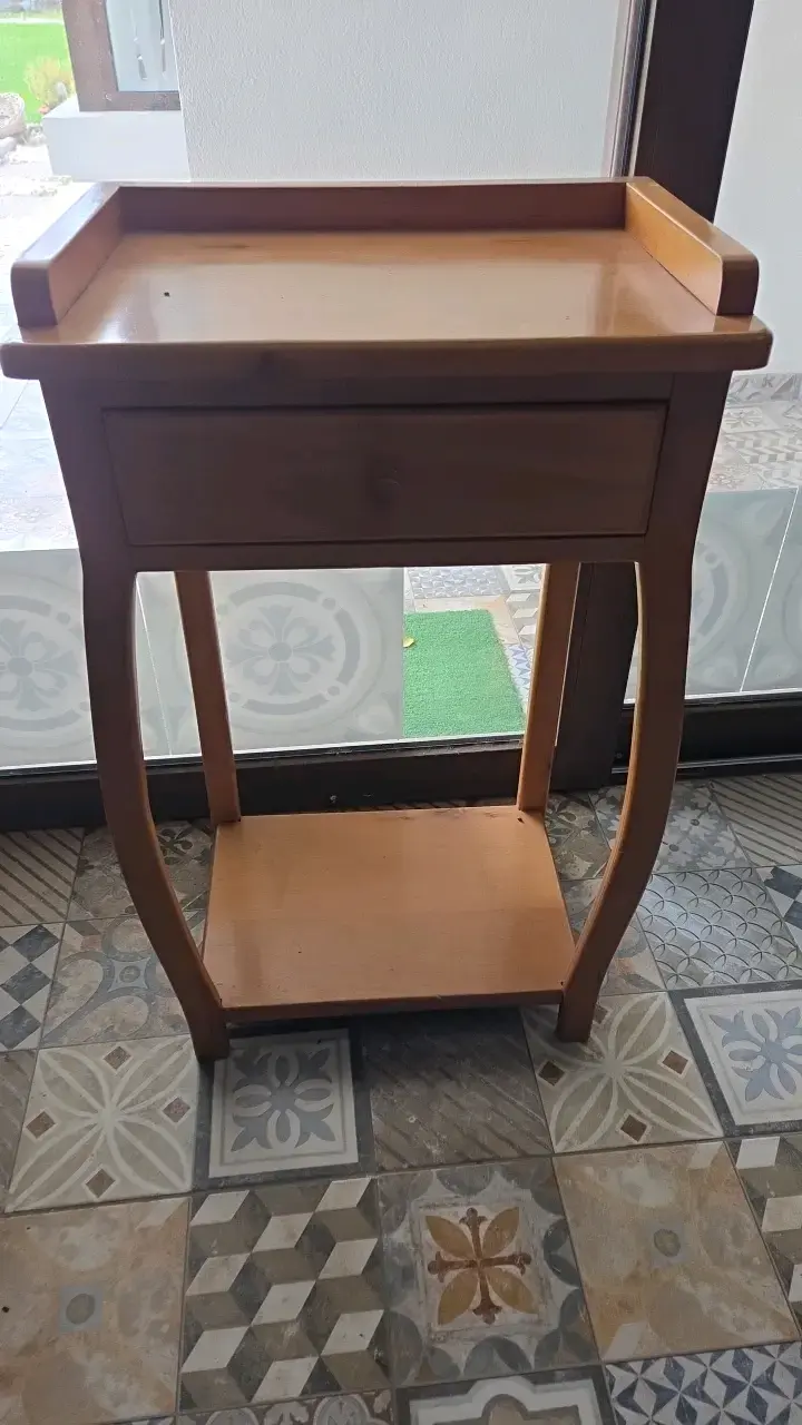 Mesa auxiliar de madera con cajón - 1