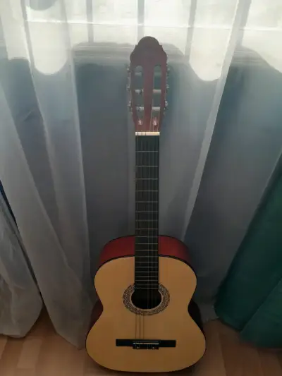 Guitarra clásica con funda y accesorios - miniatura 2