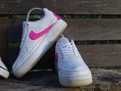 Zapatillas deportivas blancas con logo rosa (origi - miniatura 1