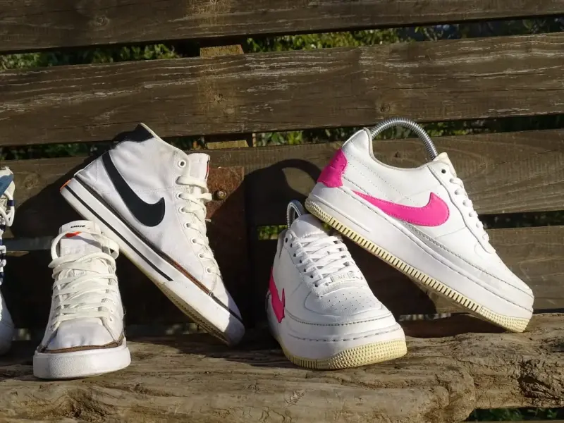 Zapatillas deportivas blancas con logo rosa (origi - 2