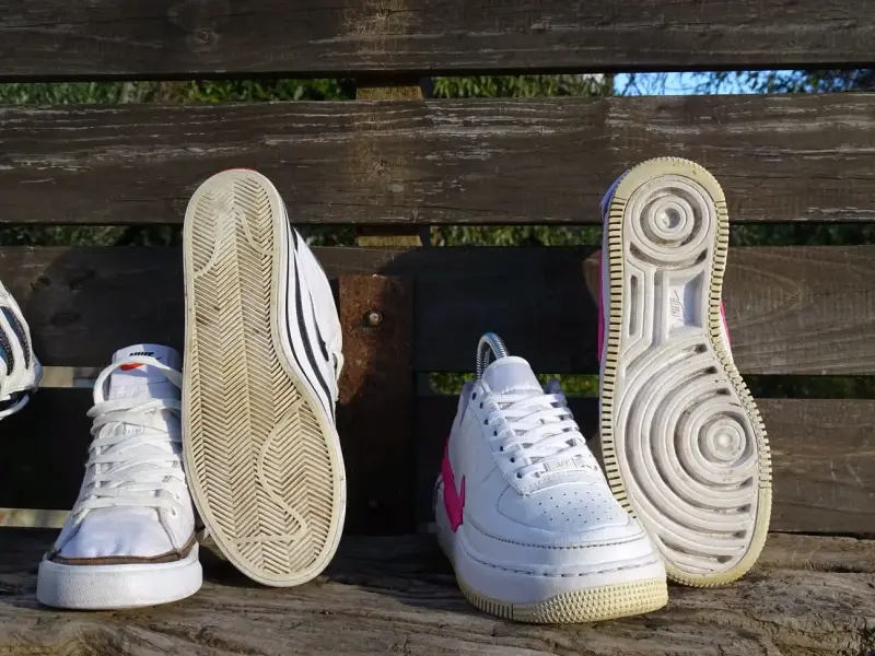 Zapatillas deportivas blancas con logo rosa (origi - 3