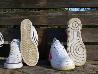 Zapatillas deportivas blancas con logo rosa (origi - miniatura 3