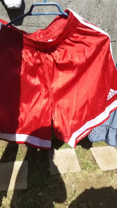 Shorts deportivos rojos Adidas talla M - miniatura 3