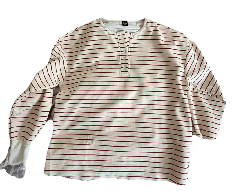 Polera de rayas blancas y rojas estilo casual - 1