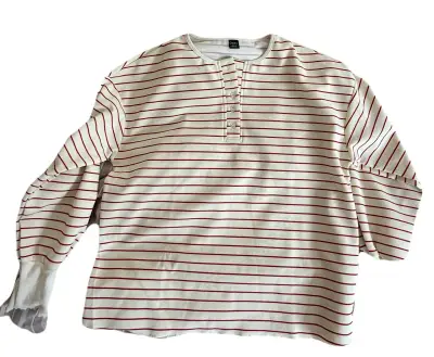 Polera de rayas blancas y rojas estilo casual - miniatura 1