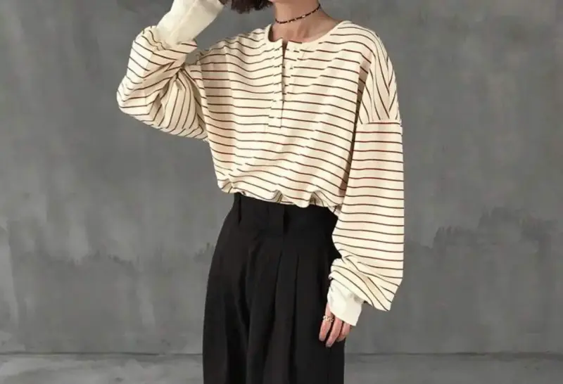 Polera de rayas blancas y rojas estilo casual - 2