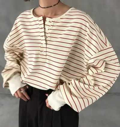 Polera de rayas blancas y rojas estilo casual - miniatura 3