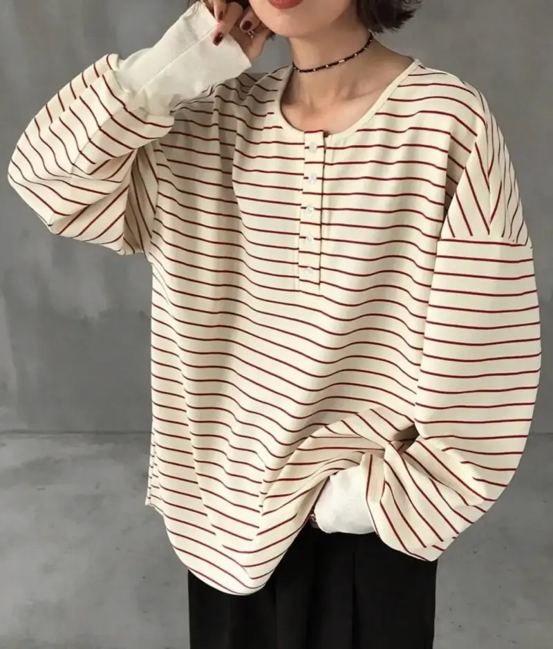 Polera de rayas blancas y rojas estilo casual - 4