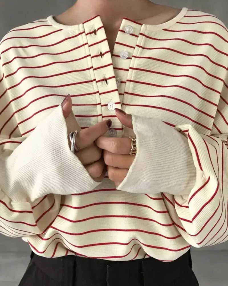 Polera de rayas blancas y rojas estilo casual - 6