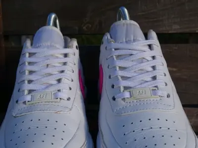 Zapatillas deportivas blancas con logo rosa (origi - miniatura 4