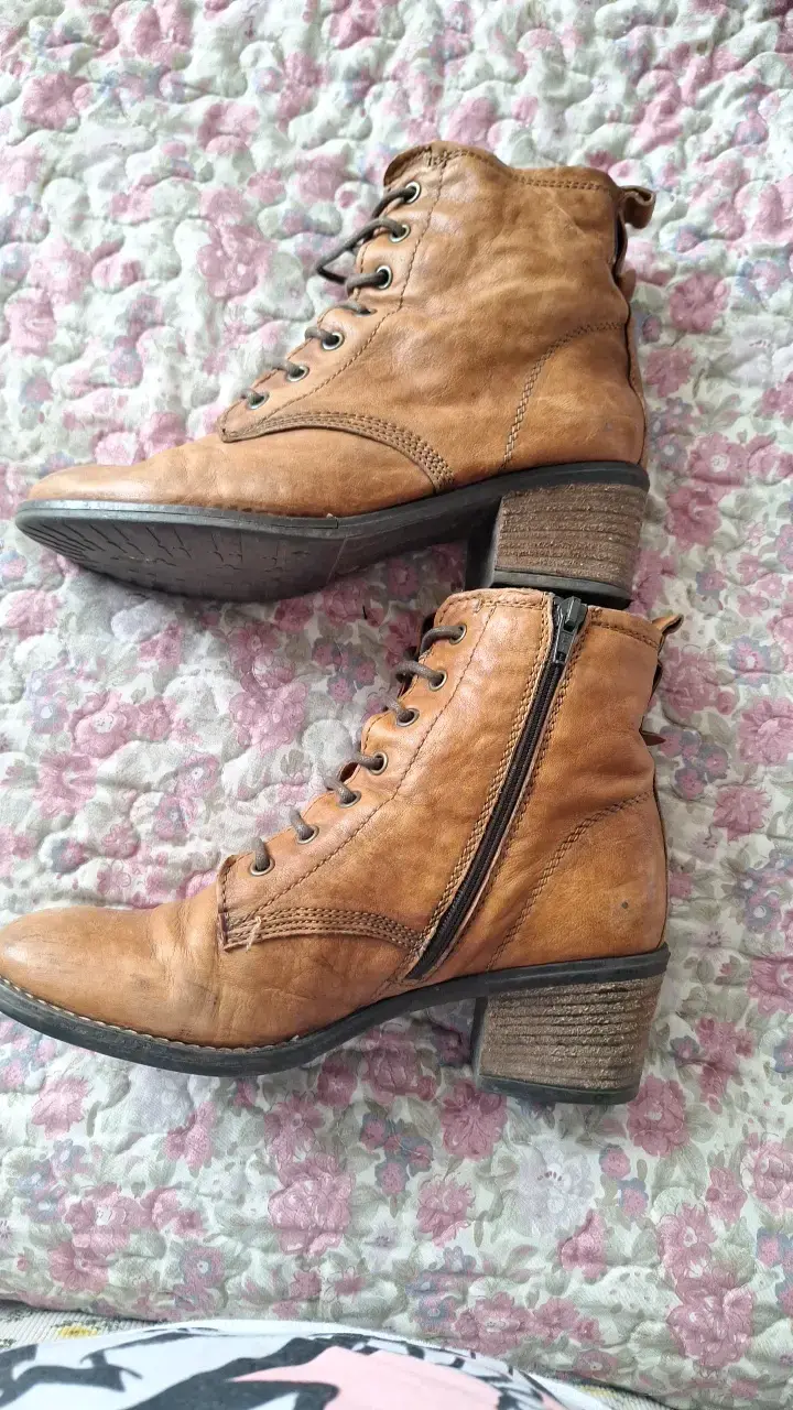 Botines de cuero marrón con cierre lateral