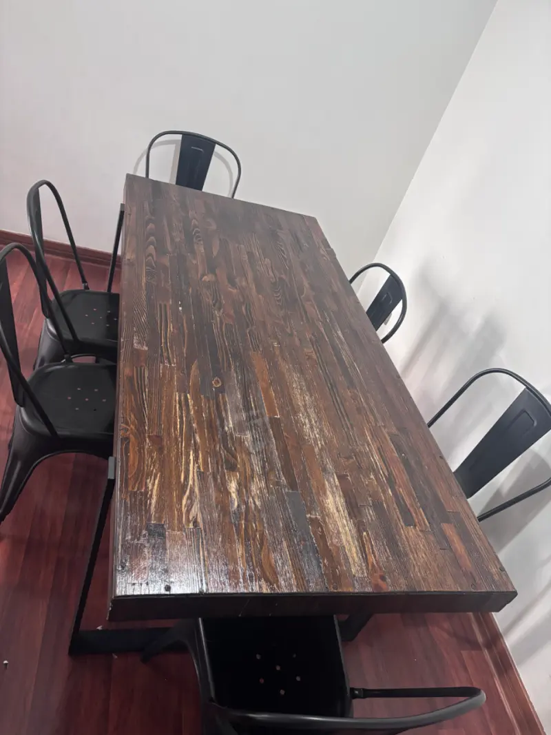Mesa de comedor rústica con sillas metálicas