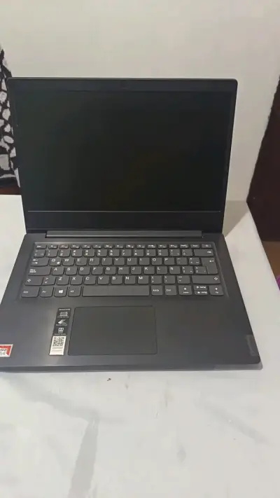 Laptop Lenovo Ideapad S145 con AMD A4 - miniatura 1