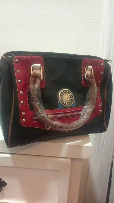 Bolso de mano elegante negro y rojo con detalles dorados - miniatura 1