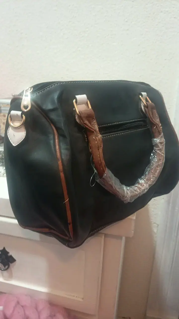 Bolso de mano elegante negro y rojo con detalles dorados - 2