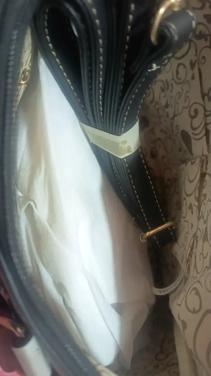 Bolso de mano elegante negro y rojo con detalles dorados - 3