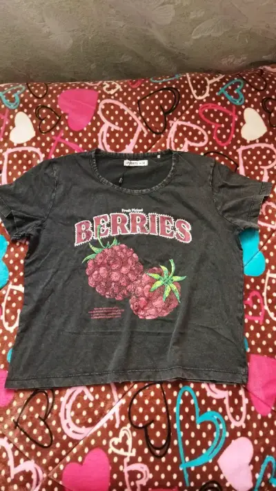 Polera gris con estampado de frutas - miniatura 1