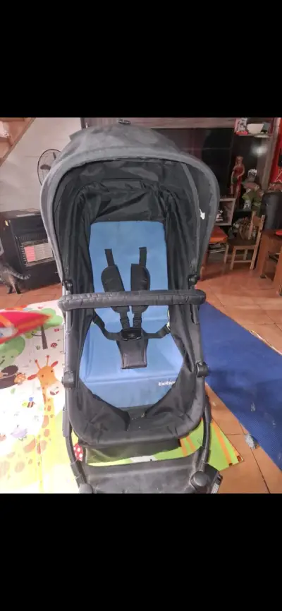 Coche de bebé plegable negro y azul - miniatura 1