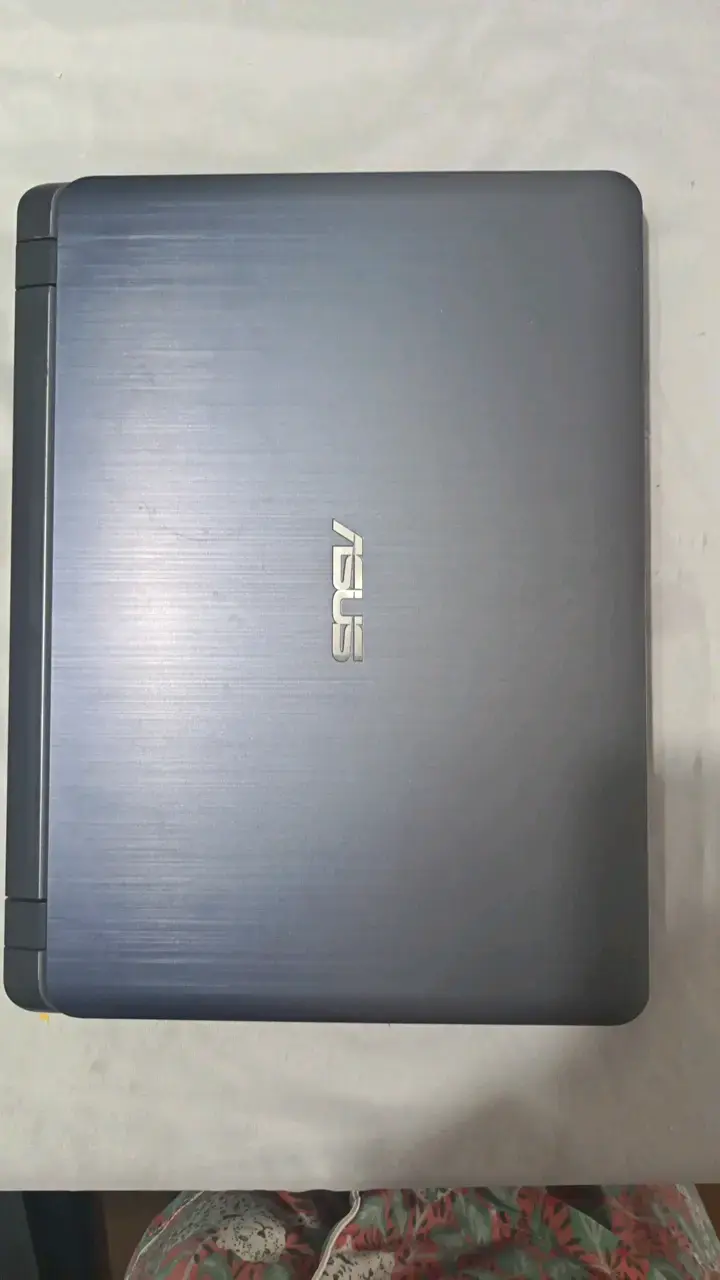 Laptop ASUS con diseño elegante y pantalla amplia - 1