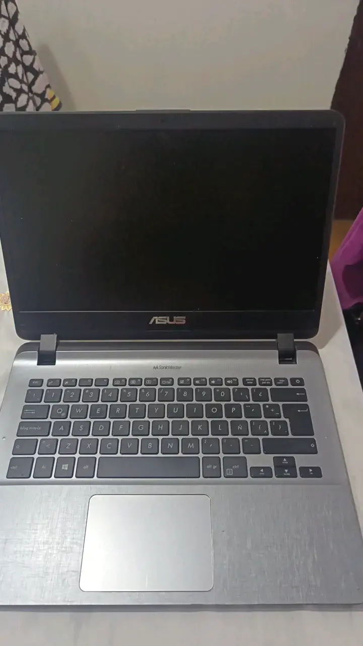 Laptop ASUS con diseño elegante y pantalla amplia - 2