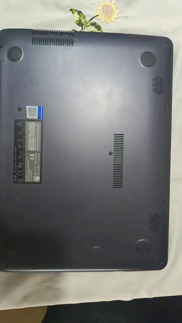 Laptop ASUS con diseño elegante y pantalla amplia - 3