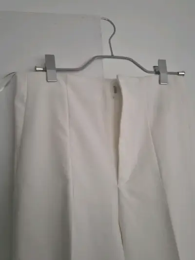 Pantalones blancos elegantes para mujer - miniatura 1