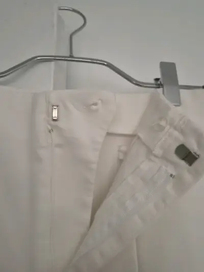 Pantalones blancos elegantes para mujer - miniatura 2